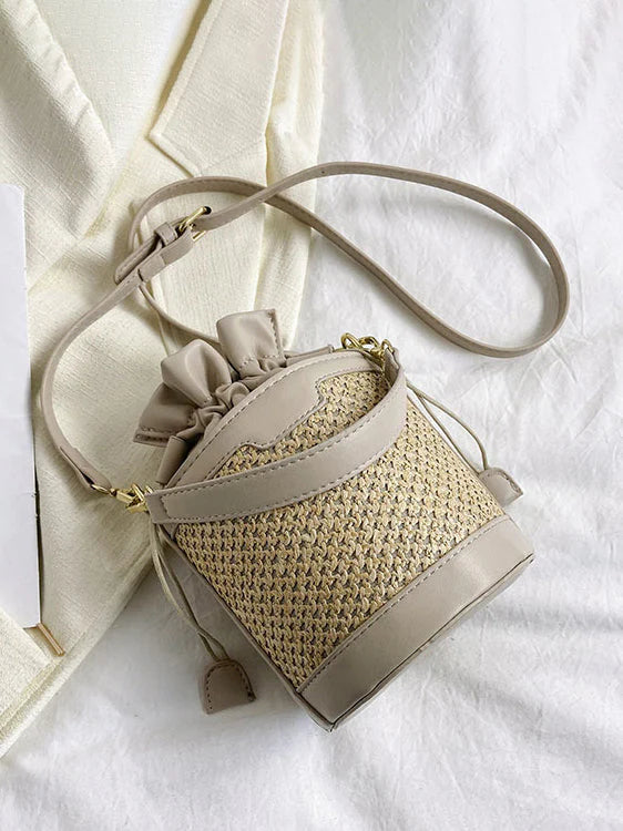 BOLSO CILÍNDRICO DE RAFIA Y POLIPIEL – CHIC Y FUNCIONAL