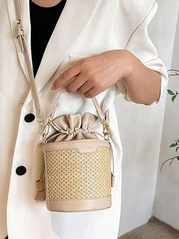 BOLSO CILÍNDRICO DE RAFIA Y POLIPIEL – CHIC Y FUNCIONAL