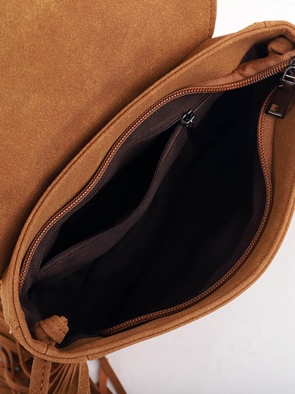 BOLSO BANDOLERA DE CUERO SEMICIRCULAR CON BORLAS