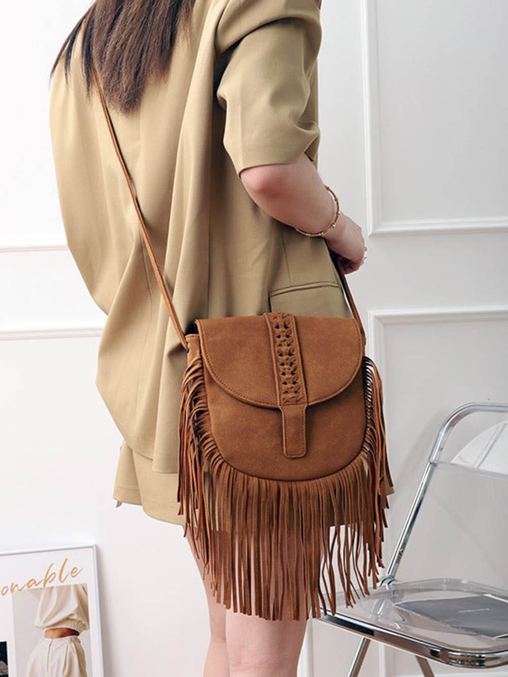 BOLSO BANDOLERA DE CUERO SEMICIRCULAR CON BORLAS