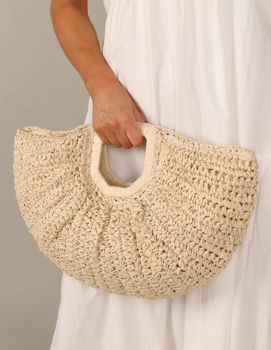 BOLSO SEMICIRCULAR DE RAFIA NATURAL – ELEGANCIA ARTESANAL PARA EL VERANO
