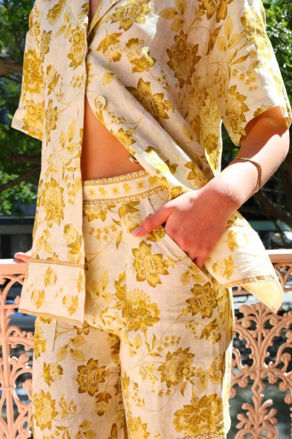 FIO - CONJUNTO FLORAL DE CAMISA Y PANTALÓN EN TONOS AMARILLOS