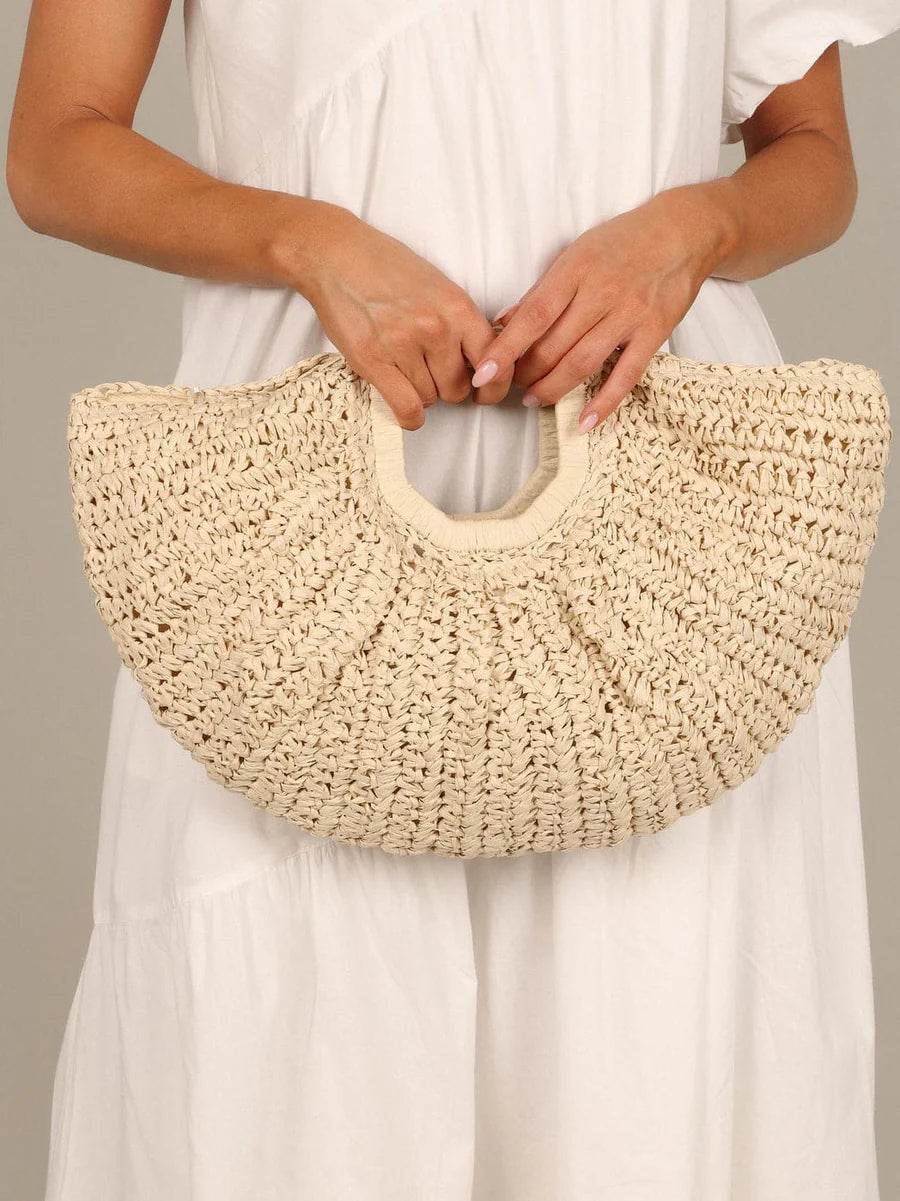 BOLSO SEMICIRCULAR DE RAFIA NATURAL – ELEGANCIA ARTESANAL PARA EL VERANO