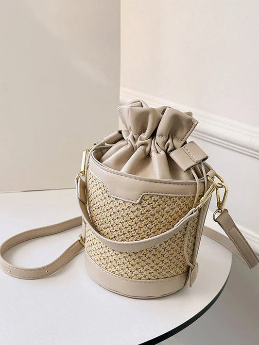 BOLSO CILÍNDRICO DE RAFIA Y POLIPIEL – CHIC Y FUNCIONAL