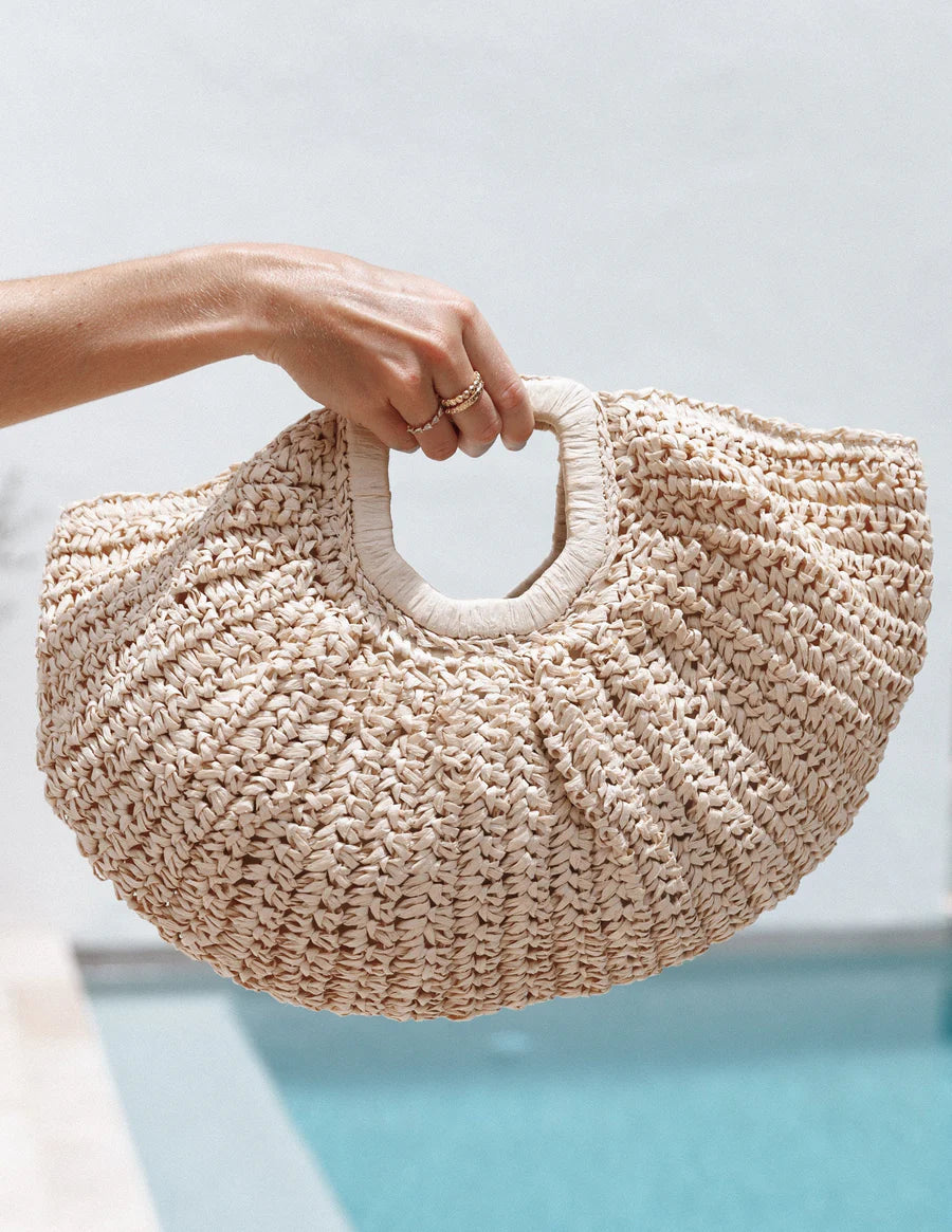 BOLSO SEMICIRCULAR DE RAFIA NATURAL – ELEGANCIA ARTESANAL PARA EL VERANO