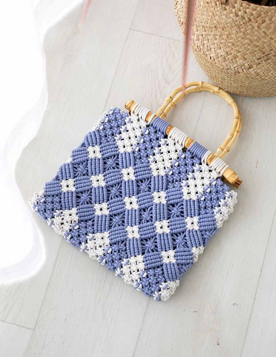 BOLSO DE MANO TEJIDO EN DOS TONOS CON ASA DE BAMBÚ