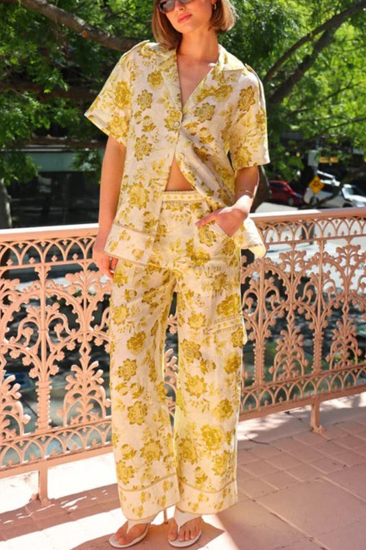 FIO - CONJUNTO FLORAL DE CAMISA Y PANTALÓN EN TONOS AMARILLOS